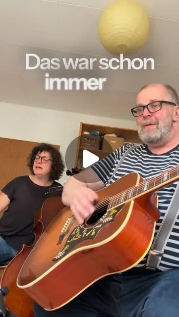 Videostill aus dem Probenraum: Gitarre und Cello, Lied „Die Einladung“