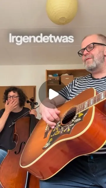Videostill aus dem Probenraum: Gitarre und Cello, Lied „Hallo Hotline“