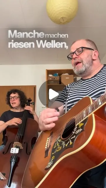 Videostill aus dem Probenraum: Gitarre und Cello, Lied „Das Lied vom Machen“