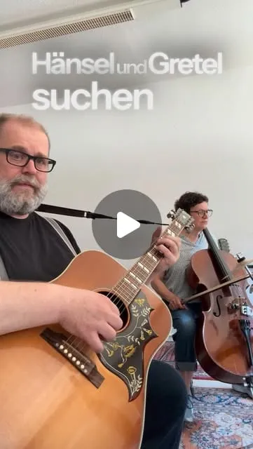 Videostill aus dem Probenraum: Gitarre und Cello, Lied „Aschenputtels Schicht“