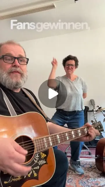 Videostill aus dem Probenraum: Gitarre und Cello, Lied „Wieder die alte Leier“