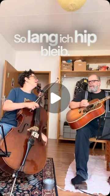 Videostill aus dem Probenraum: Gitarre und Cello, Lied „Midlife & Mitleid“